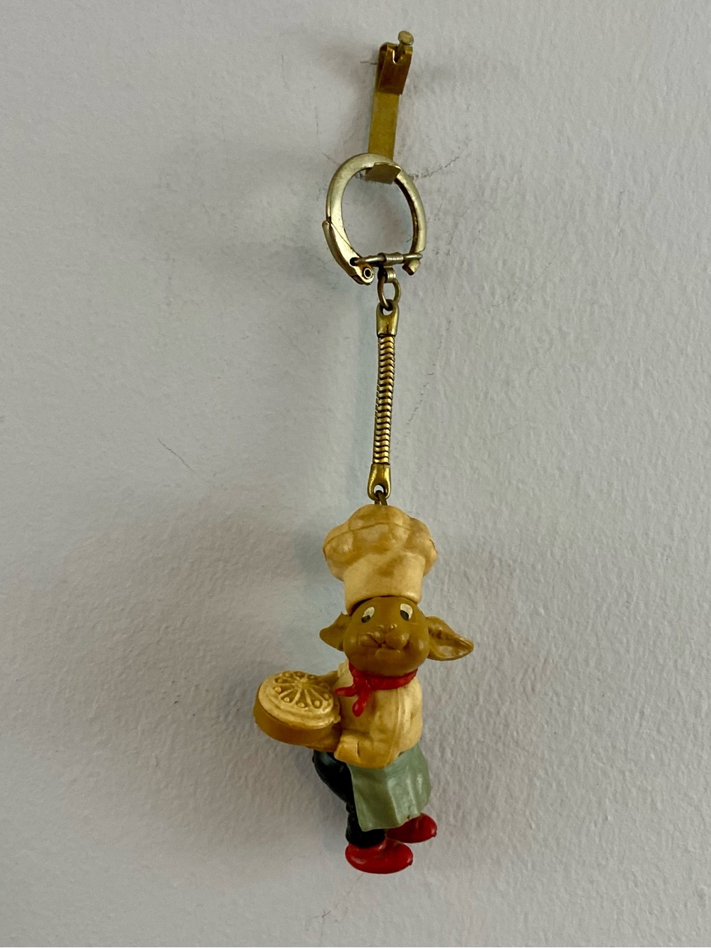 Vintage 60s 70s Bunny Chef Keychain PVC Figure Rabbit Baker‎ Holding Pie Rare